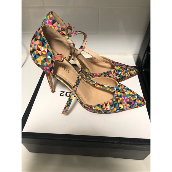 Colored aztec pattern pumps - Picture 5 of 7